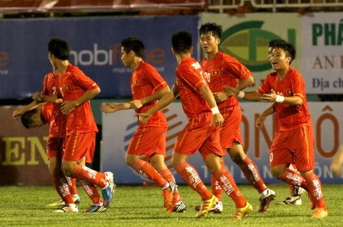 Chung cuộc, U21 Việt Nam có trận ra quân đầy hưng phấn khi giành chiến thắng trước U21 Singapore với tỉ số của một ván tennis.